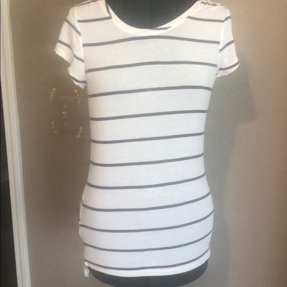 ❤️ 2 items for $10! Poof Long T-shirt Sz Small Short Sleeve